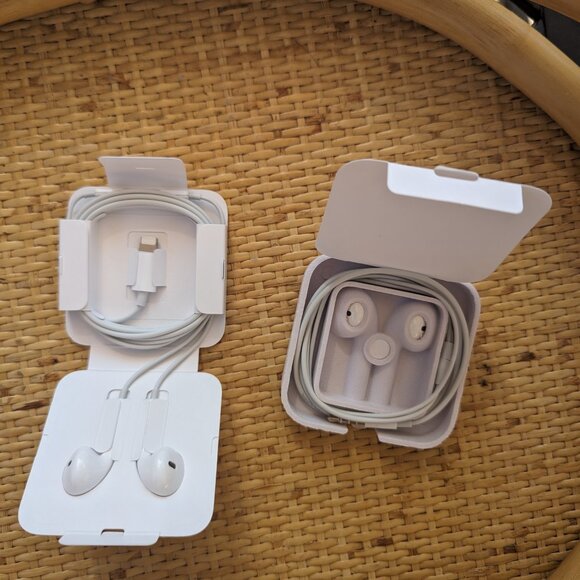 APPLE WIRED EARBUDS 3.5MM JACK OR LIGHTNING CABLE - Picture 2 of 2